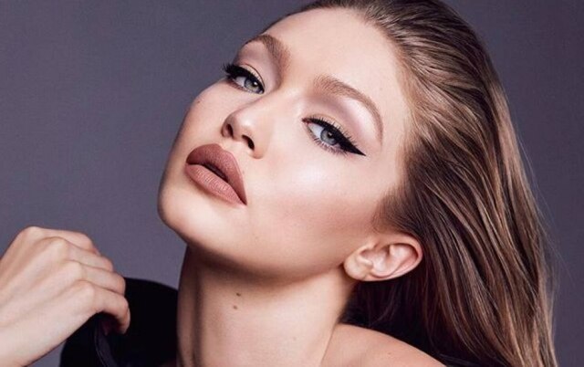 Modelo Gigi Hadid usando delineado de gatinho