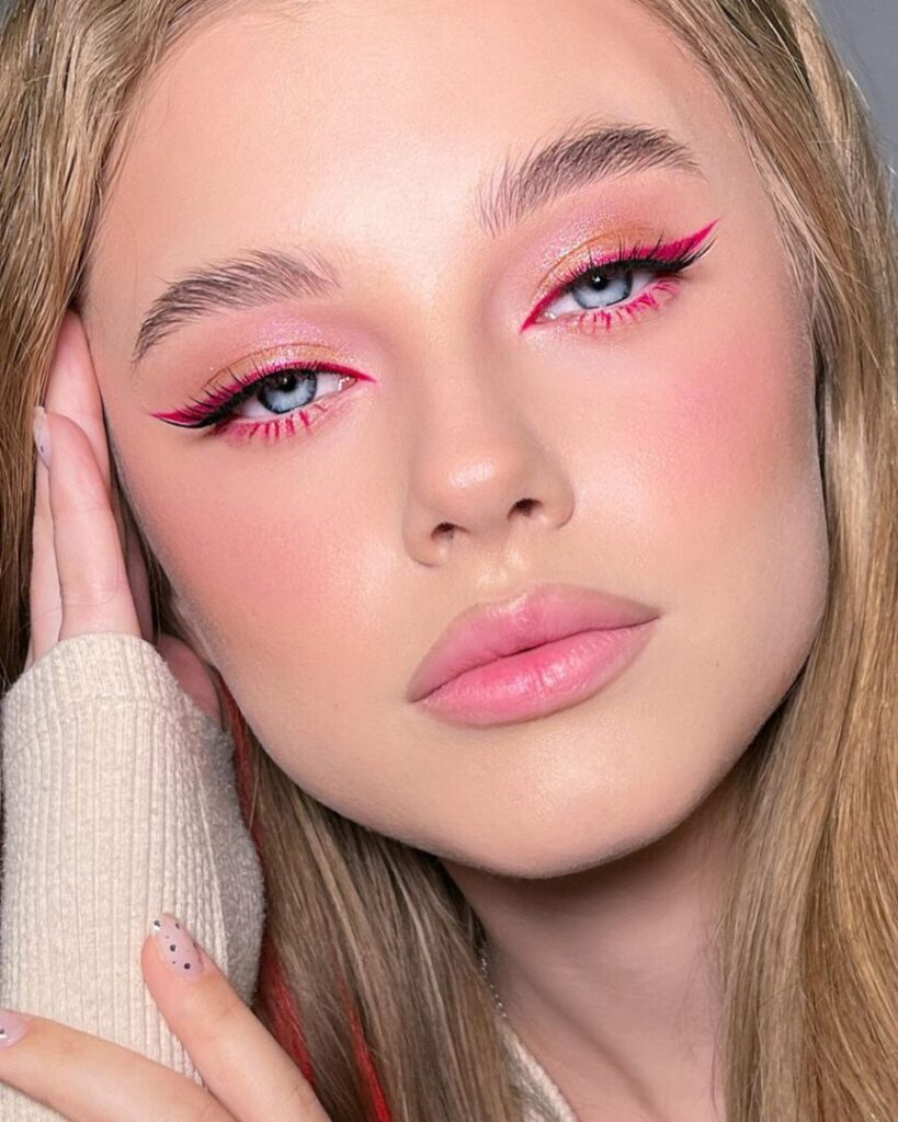 Modelo Sandra Degurnova usando delineado rosa