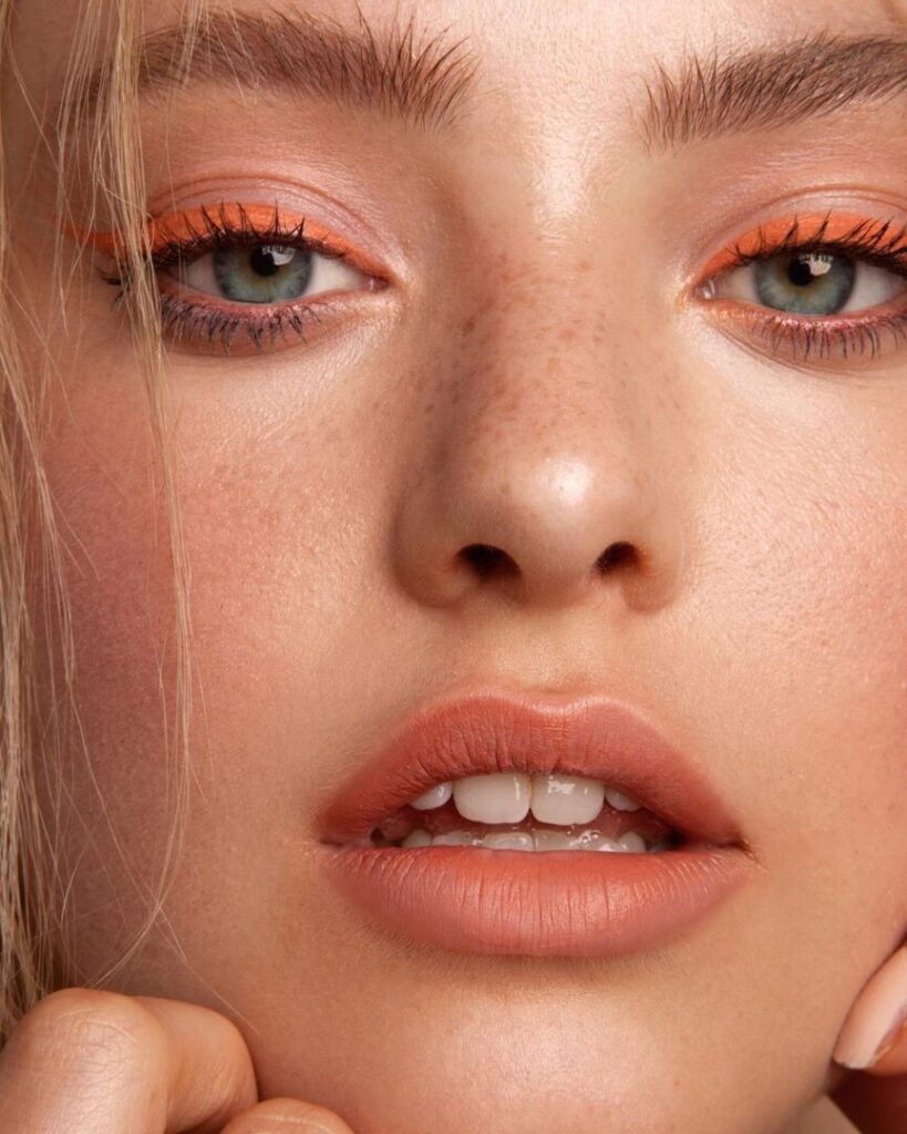Modelo Stella Lu usando delineado colorido laranja