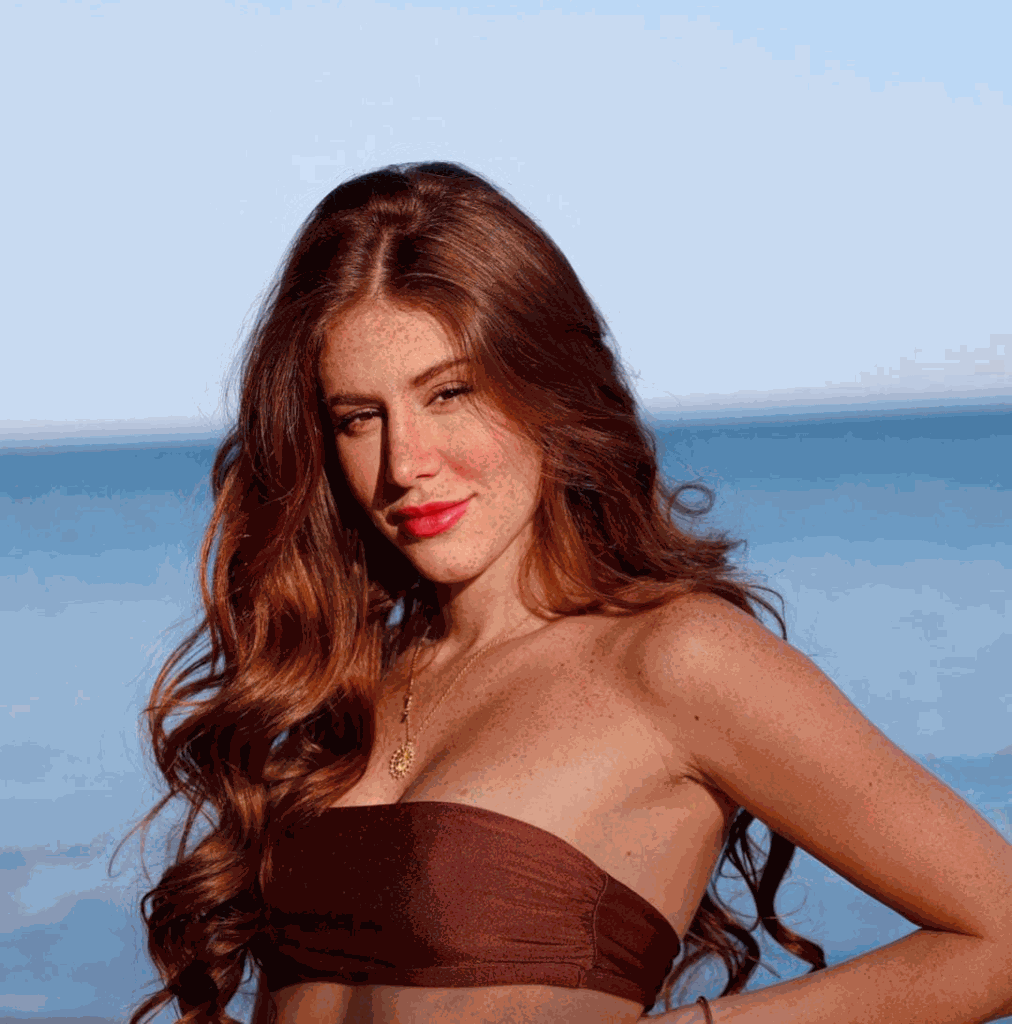 Mari Maria usando maquiagem de verão
