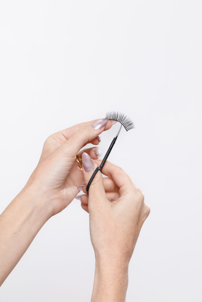 Mari Maria cortando cílios postiços da coleção Lashes by Mari Maria Makeup